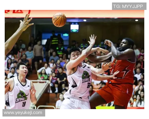 武汉篮球队配合默契创新高成为全国篮球联赛新星